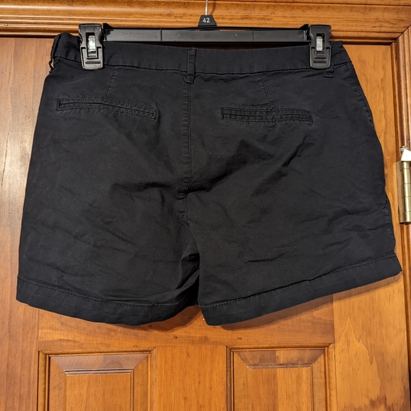 Old Navy Mid-Rise Black Everyday Shorts - Picture 2 of 2